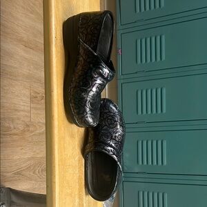 Dansko Black Textured Clogs- size 38
